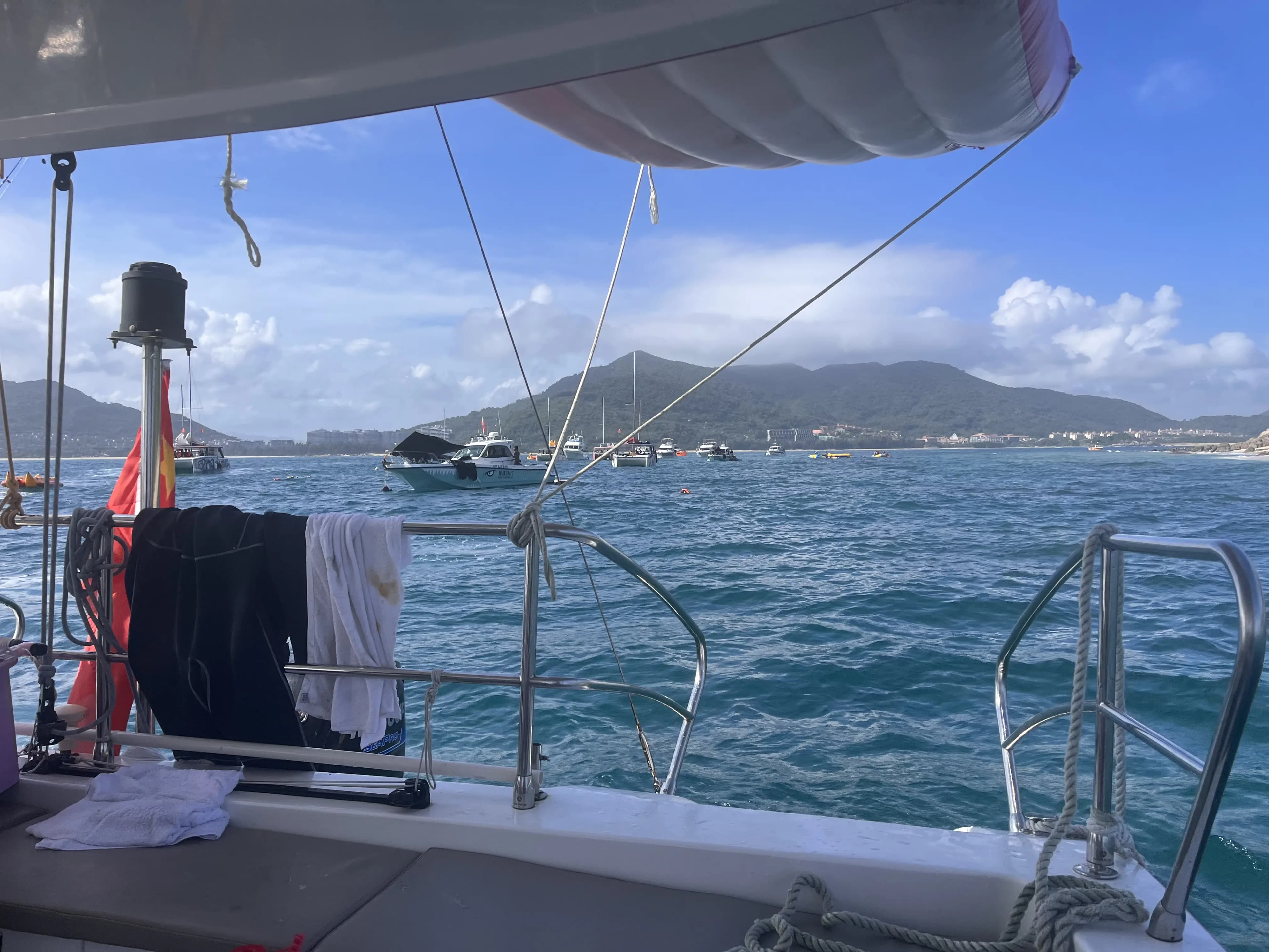 第一天：出海 + 潜水 + 其他水上项目